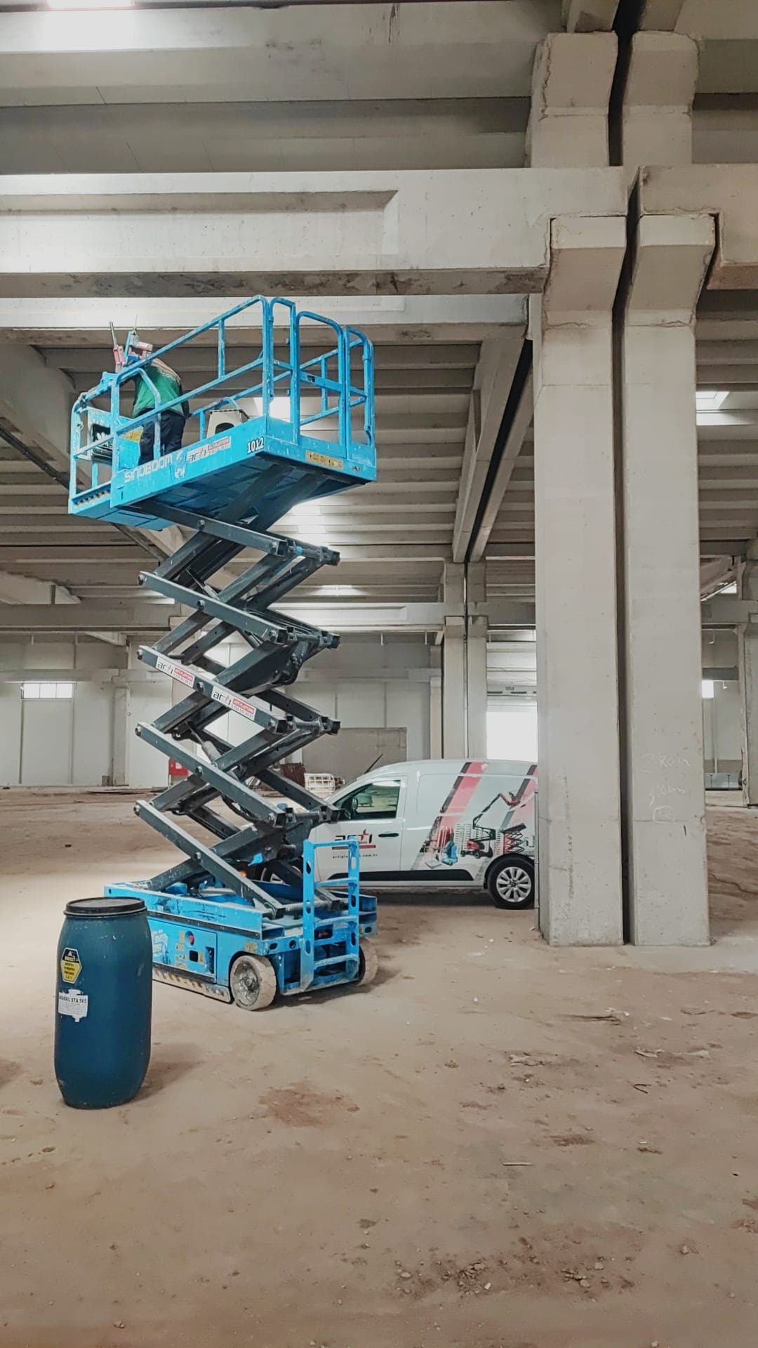 Makaslı platform ile fabrika içi tavan-tesisat çalışması